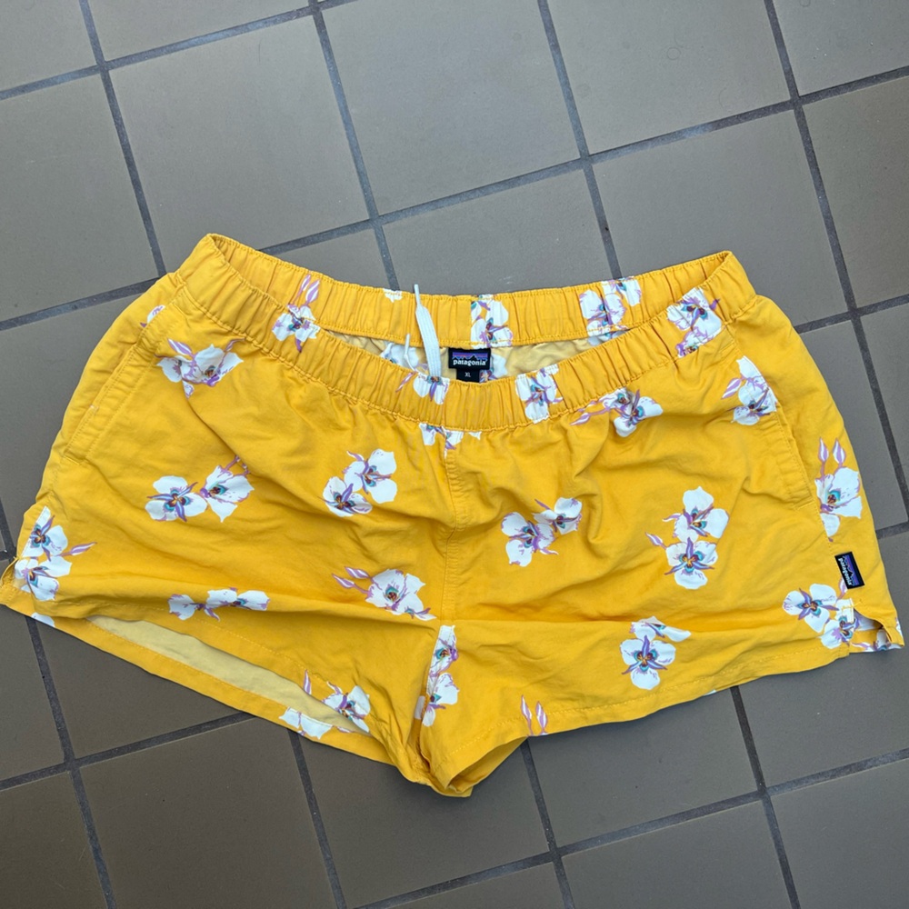 Patagonia Barely Baggies Mariposa Lily 2” Inseam Women’s XL